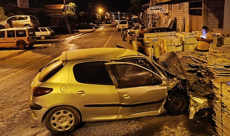 Otomobil iş yerinin bahçesine daldı: Sürücü yaralandı