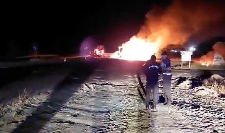 Yolda panik anları... Nevşehir'de seyir halindeki TIR alev alev yandı!