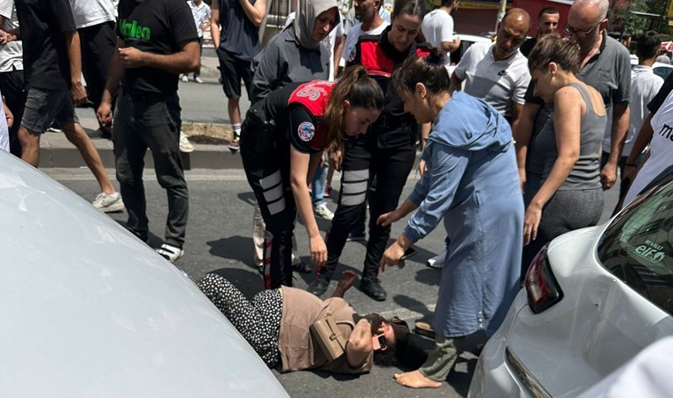 Esenyurt'ta freni boşalan TIR, 5 araca çarptı: Minibüsten inen kadın araçların arasında sıkıştı!