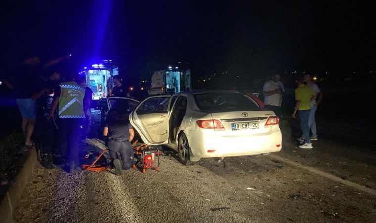 Bandırma-Gönen karayolunda TIR ile otomobil çarpıştı: 3 ölü, 1 yaralı