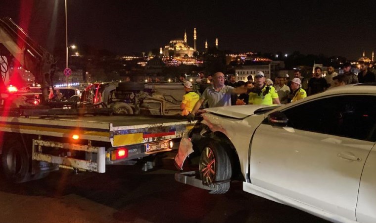 Galata Köprüsü'nde kaza... Trafik akışı durdu: Yaralılar var!