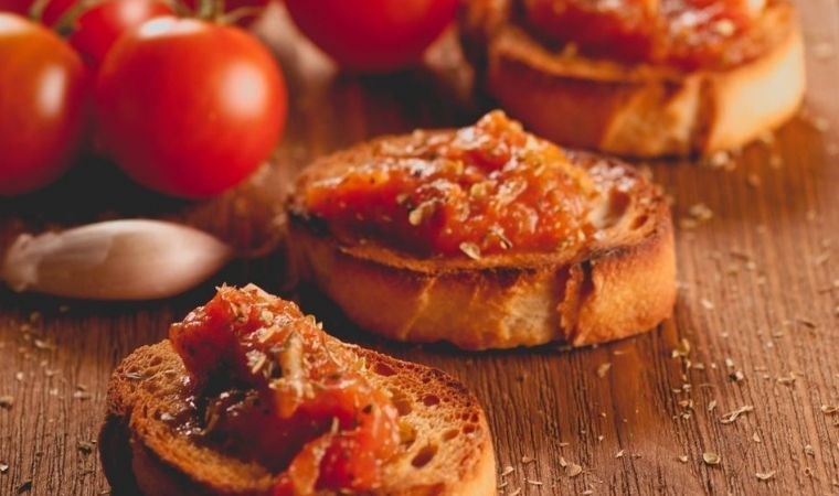 İspanyol mutfağının meşhur lezzeti kahvaltı sofralarınıza çok yakışacak: Pan con tomate tarifi