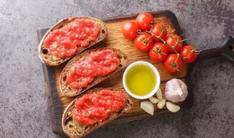 İspanyol mutfağının meşhur lezzeti kahvaltı sofralarınıza çok yakışacak: Pan con tomate tarifi