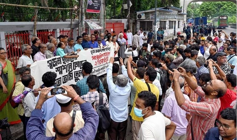 Bangladeş'te protesto organizatörleri gösterilere son verdi