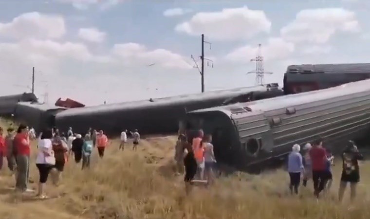 Rusya’da yolcu treni raydan çıktı: 100 yaralı