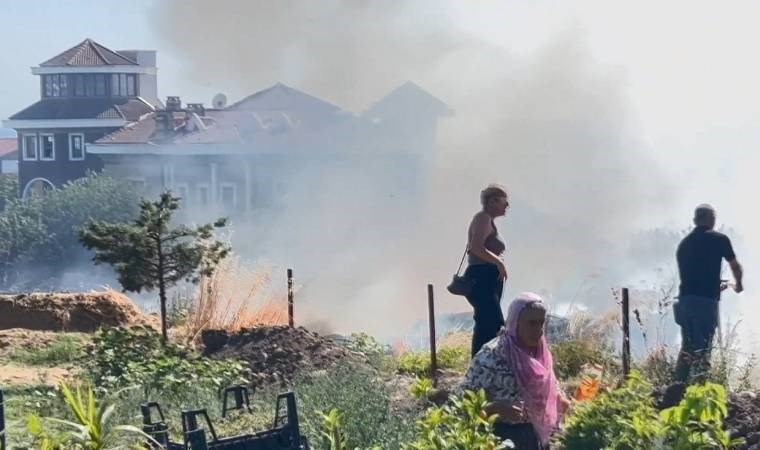 Beylikdüzü'nde yangın: Yerleşim yerlerine sıçramadan söndürüldü