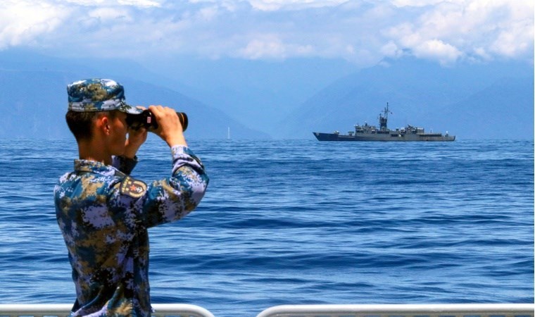 Tayvan Boğazı'nda tansiyon yükseliyor: Balıkçı teknesine el koydu