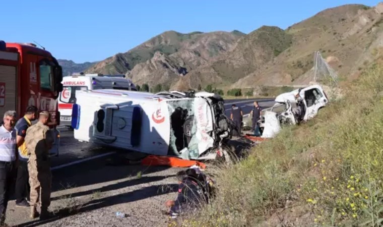 Erzurum’da ambulans ile hafif ticari araç çarpıştı: 4 ölü, 1 yaralı