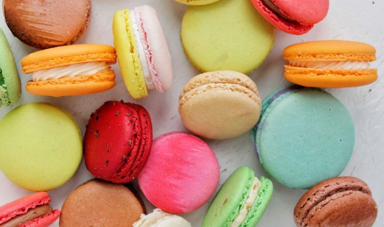 Çay saatlerine çok yakışan enfes Fransız lezzeti: Macaron tarifi...