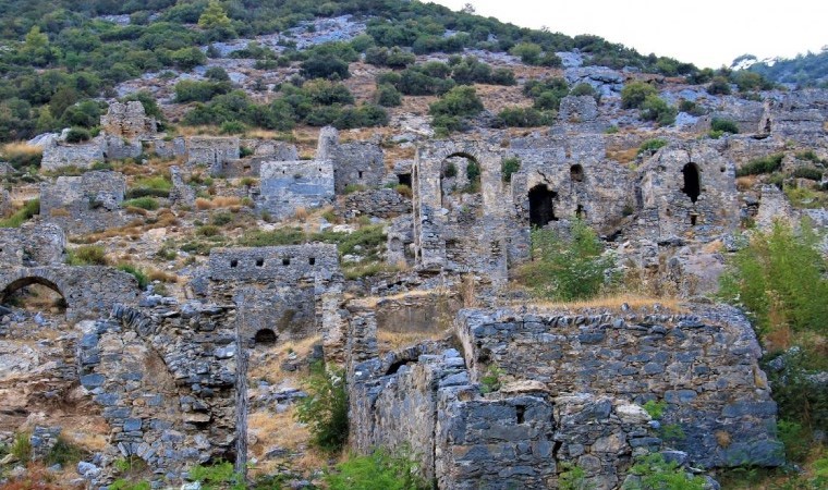 Antik kente yapılan uygunsuz binanın bir bölümü kaldırıldı: Anamur’daki beton yapı sökülüyor