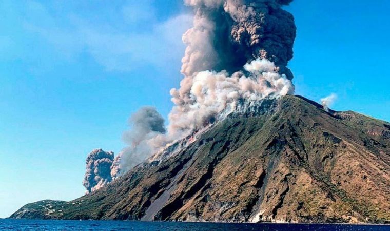 İtalya'da Etna'dan sonra Stromboli Yanardağı da faaliyete geçti