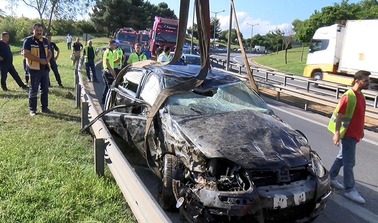 Pendik'te otomobil bariyerleri aşarak yeşil alana uçtu: 1'i ağır 2 yaralı