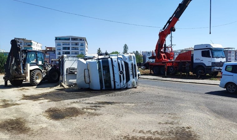 Devrilen kum yüklü kamyonun şoförü yaralandı