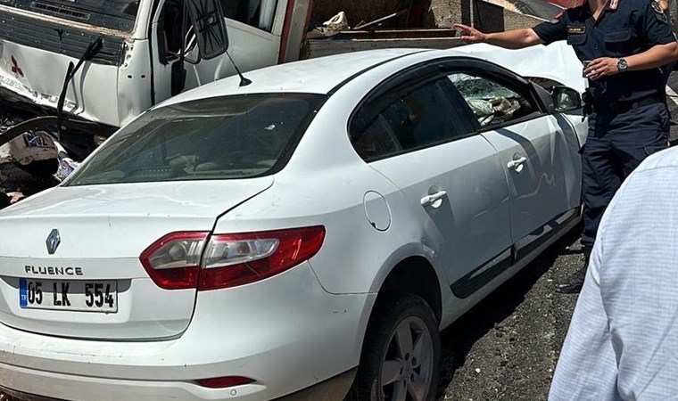 Adıyaman'da kamyonetle otomobil çarpıştı: 1 ölü, 3 yaralı