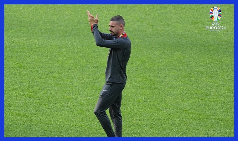 Sahaya çıktığı anda... Türk taraftarlardan Merih Demiral'a büyük destek!