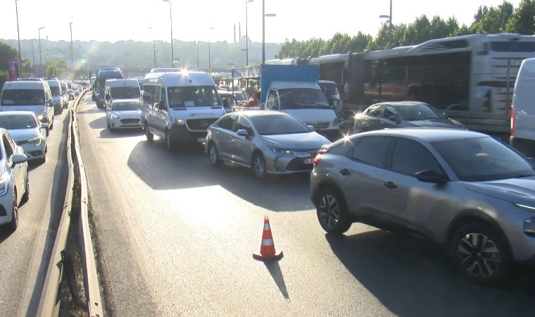 Küçükçekmece'de yol tartışması zincirleme kazayı getirdi: 13 yaralı