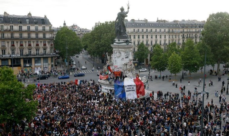 Paris'te polisten, aşırı sağ karşıtlarına biber gazıyla müdahale