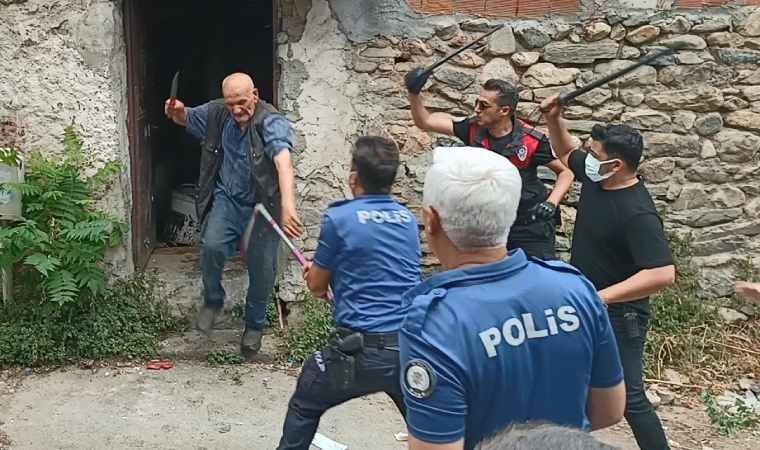 Çöp evini temizletmeyip polisi bıçakladı: 'Peygamberim' deyince hastaneye yatırıldı