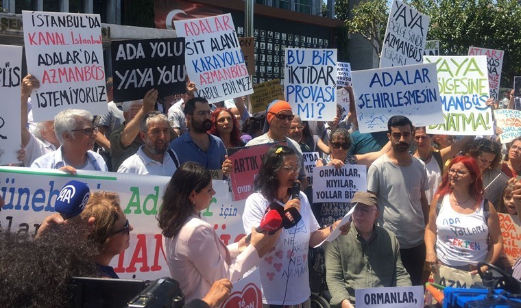 Adalılar İBB önünde eylem yaptı: ‘Azmanbüsleri derhal geri çekin’