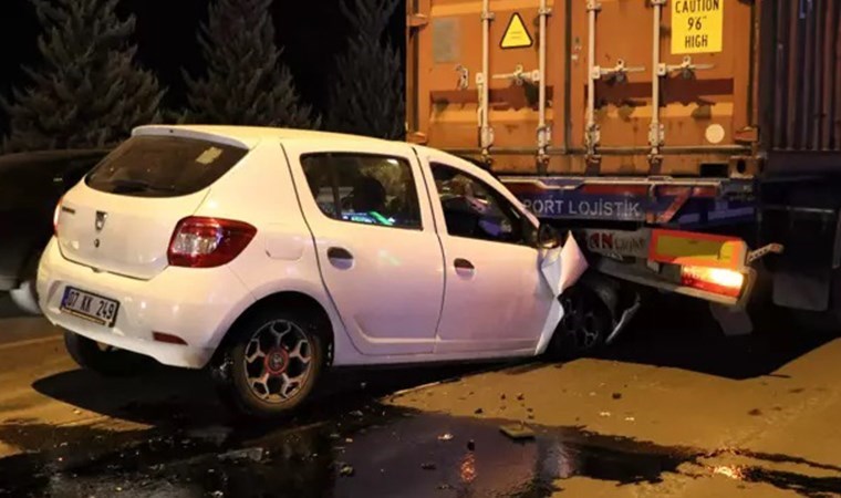 Antalya'da feci kaza: TIR'ın altına girdi, burnu bile kanamadı