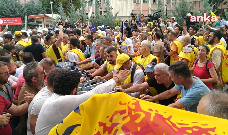 Meclis'e yürümek isteyen eğitimciler polis ablukasında: 'Öğretmen düşmanı ÖMK'ye hayır'