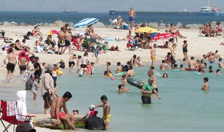 İstanbul'da sıcaktan bunalanlar denize girerek serinledi