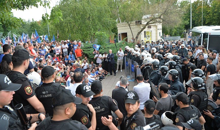 ÖMK'ye karşı eylem yapan öğretmenlere polis müdahalesi: 'Öğretmene karşı barikat'