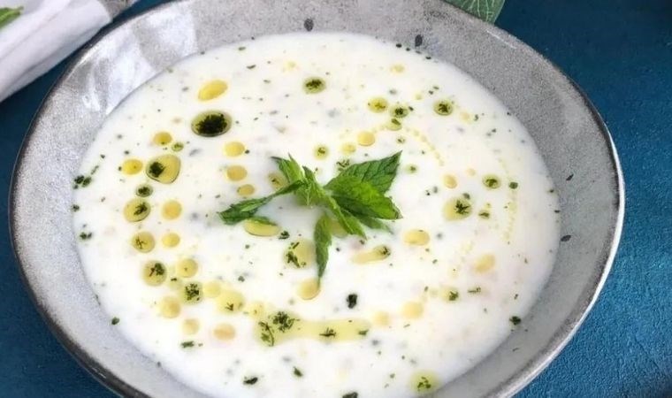 İçinizi serinletecek pratik lezzet: Ayran aşı çorbası tarifi...