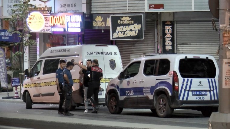 Sultangazi’de olaylı gece: Kuaföre silah ve patlayıcı maddeyle saldırdılar