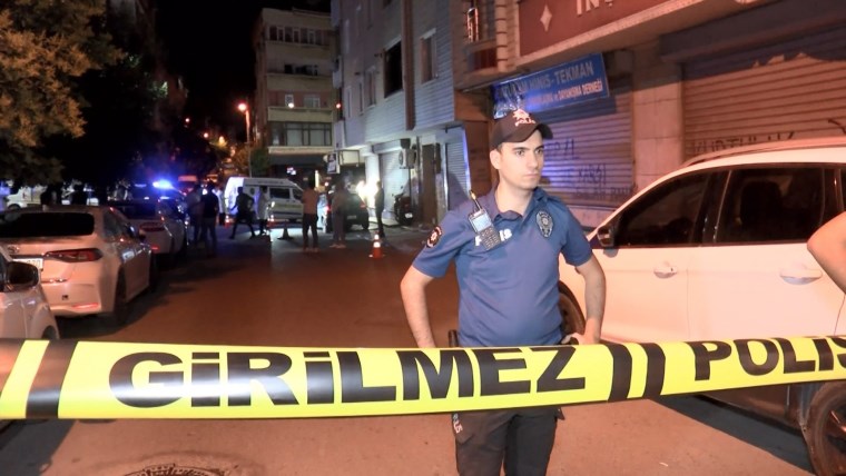 Sultangazi’de olaylı gece: Kuaföre silah ve patlayıcı maddeyle saldırdılar