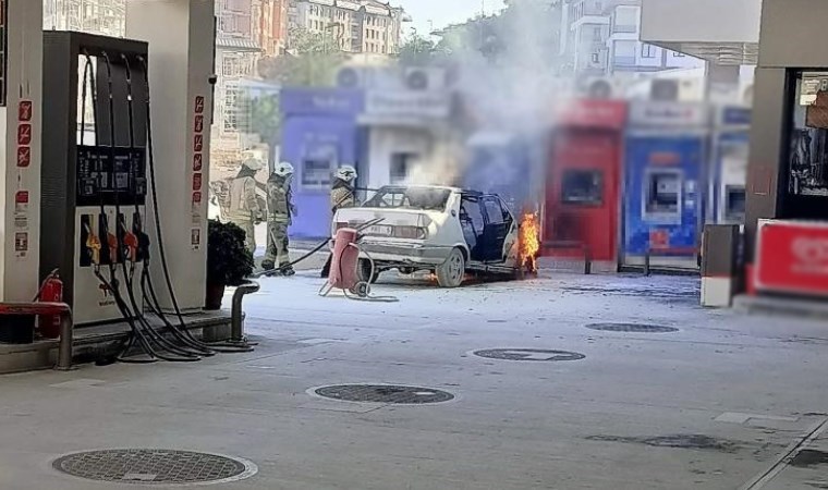 Üsküdar’da faciadan dönüldü: Otomobil akaryakıt istasyonunda alev aldı