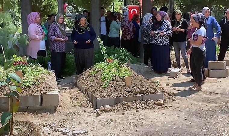 Yolun karşısına geçmeye çalışırken otomobil çarpan kadın, toprağa verildi; oğlu 'yarış' iddiasında bulundu