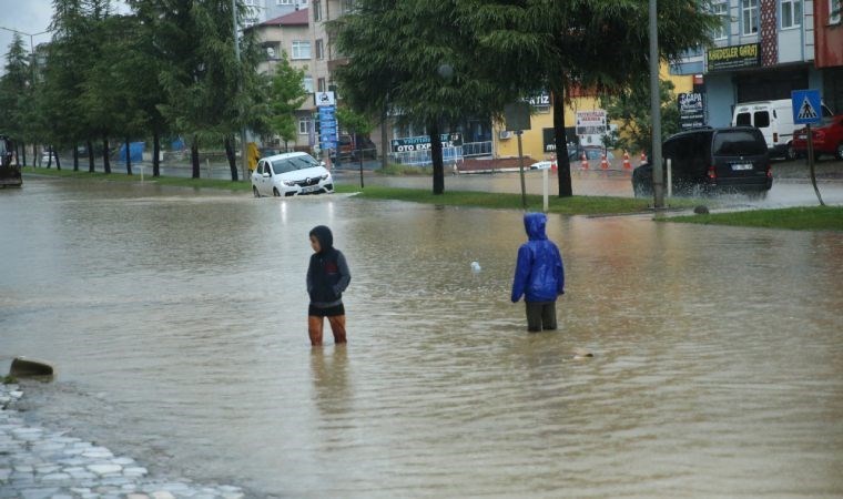 Ordu'yu sağanak vurdu: Ev ve işyerlerini su bastı!