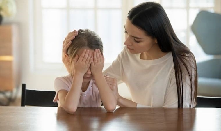 Bu söylemler çocukların duygularını gizlemesine sebep oluyor: Çocuğunuza asla söylememeniz gereken 6 cümle