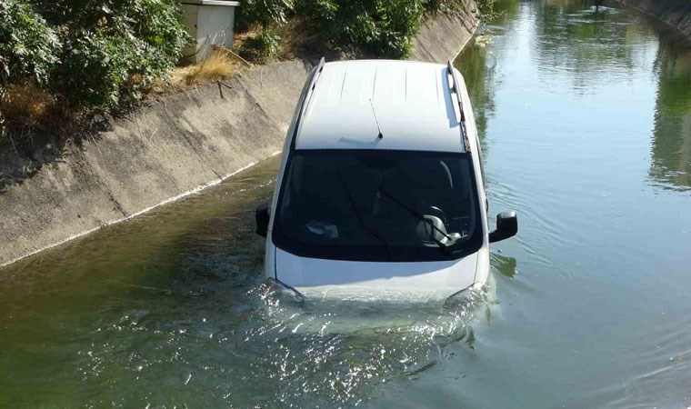 Sulama kanalına uçan araçtan burnu bile kanamadan çıktı