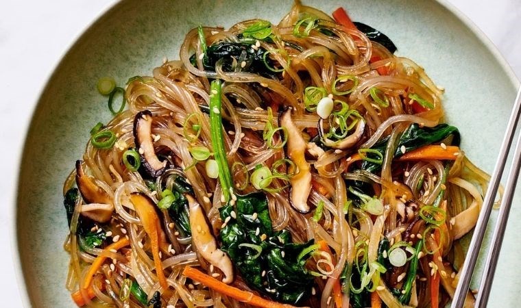 Kore mutfağının eşsiz lezzeti: Japchae tarifi