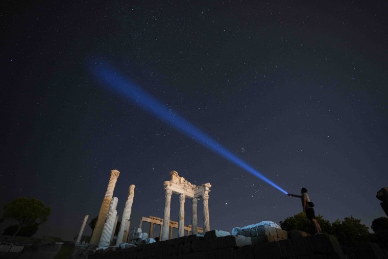 Bergama Akrapolü'nde görsel şölen: 'Perseid meteor yağmuru' nedir?