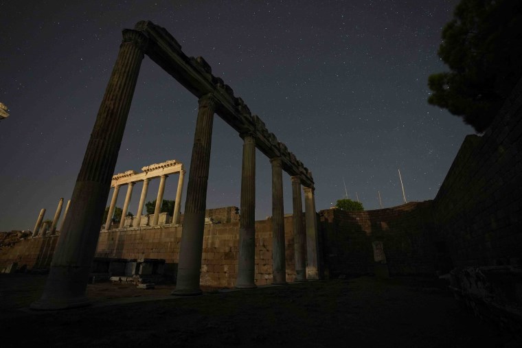 Bergama Akrapolü'nde görsel şölen: 'Perseid meteor yağmuru' nedir?