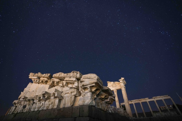 Bergama Akrapolü'nde görsel şölen: 'Perseid meteor yağmuru' nedir?