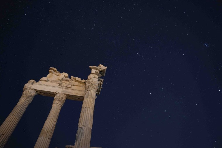 Bergama Akrapolü'nde görsel şölen: 'Perseid meteor yağmuru' nedir?