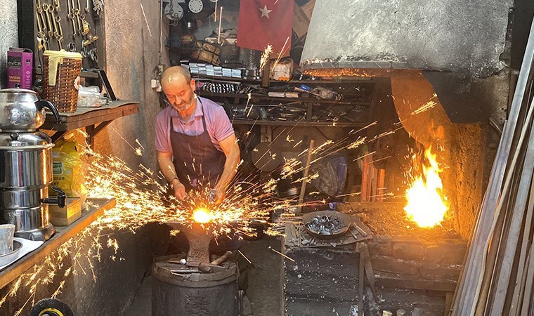 'UNESCO Çilingiri'nin yaptığı metal eşyalar, tarihi konakların kapılarını süslüyor