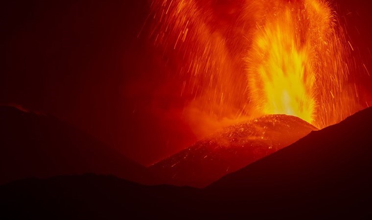 Külleri 9.5 kilometre yüksekliğe ulaştı... Etna Yanardağı, yine kül ve lav püskürttü