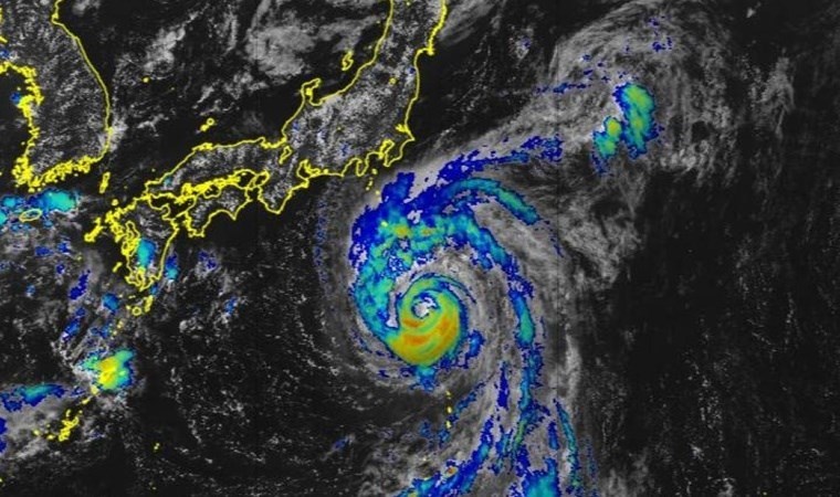 Japonya’da Ampil Tayfunu kabusu: 990 uçuş iptal edildi, tren seferleri durduruldu