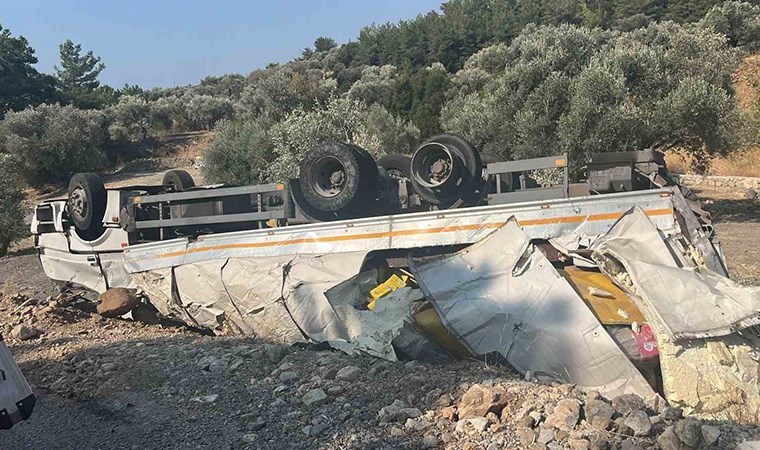 Freni tutmayan TIR ters döndü, sürücüsü kazadan burnu bile kanamadan kurtuldu