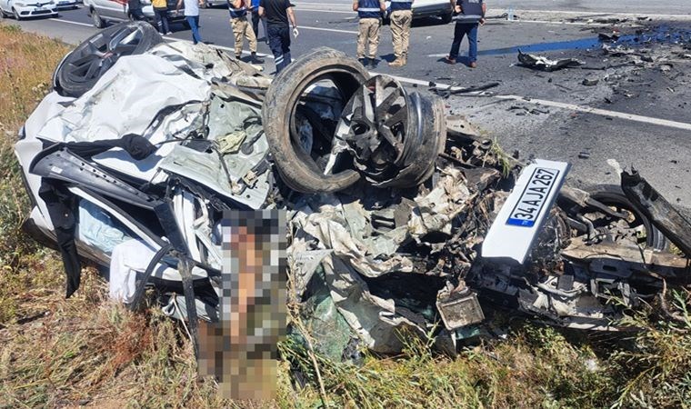 Erzincan'da iki otomobil çarpıştı: 3 ölü, 4 yaralı