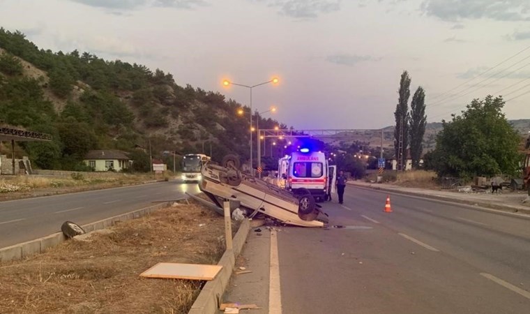 Amasya’da refüje dalan otomobil direğe çarptı: 4 yaralı