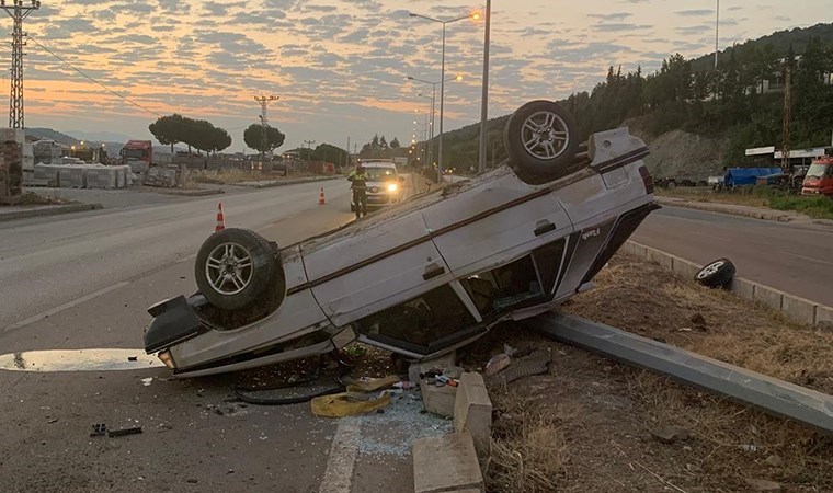 Otomobil direğe çarpıp, takla attı: 1’i çocuk, 4 yaralı