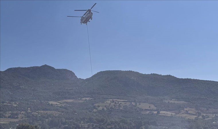 Adana'da orman yangınına müdahale eden helikopter düştü! Mürettebat yüzerek kurtuldu