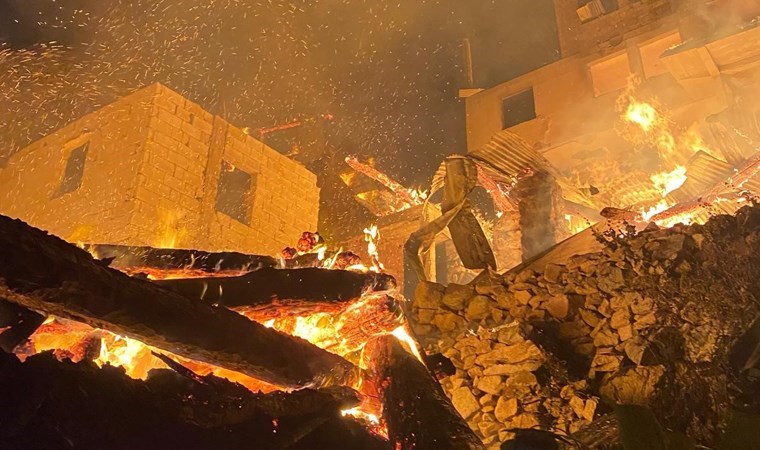 Yusufeli'nde yangın: 3 ev, 3 ahır ve samanlık küle döndü