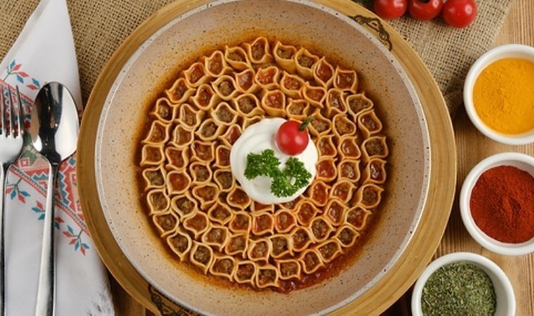 MasterChef tepsi mantı tarifi! Tepsi mantı nasıl yapılır, püf noktaları neler? İşte, enfes tepsi mantı tarifi...